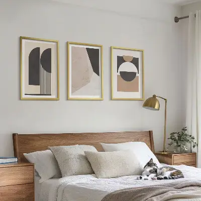 Conjunto de quadros para sala de estar com estampas de formas abstratas em tons de bege e marrom