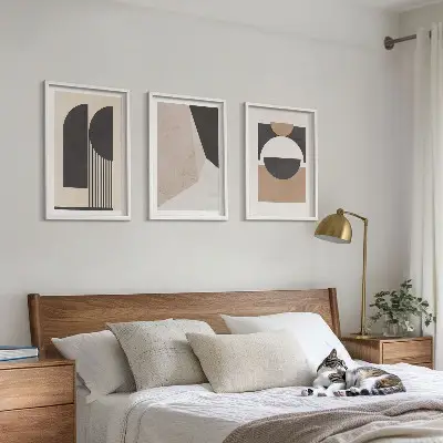Conjunto de quadros para sala de estar com estampas de formas abstratas em tons de bege e marrom