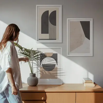 Conjunto de quadros para sala de estar com estampas de formas abstratas em tons de bege e marrom