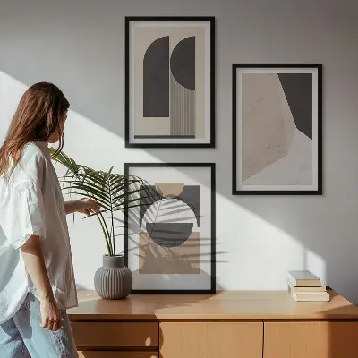 Conjunto de quadros para sala de estar com estampas de formas abstratas em tons de bege e marrom