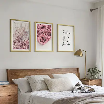Conjunto de 3 quadros com moldura com estampas de buquês de rosas e inscrição