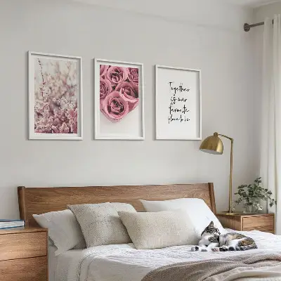 Conjunto de 3 quadros com moldura com estampas de buquês de rosas e inscrição