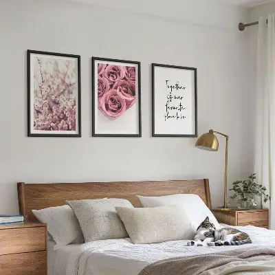 Conjunto de 3 quadros com moldura com estampas de buquês de rosas e inscrição