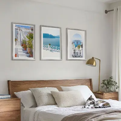 Composição de quadros moderna com escadas brancas, plantas e portão do mar