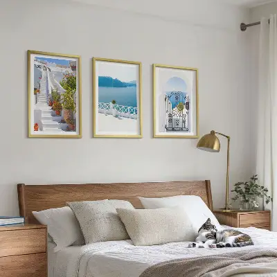 Composição de quadros moderna com escadas brancas, plantas e portão do mar