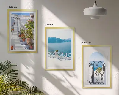 Composição de quadros moderna com escadas brancas, plantas e portão do mar