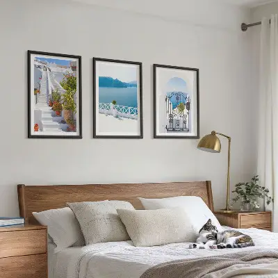 Composição de quadros moderna com escadas brancas, plantas e portão do mar