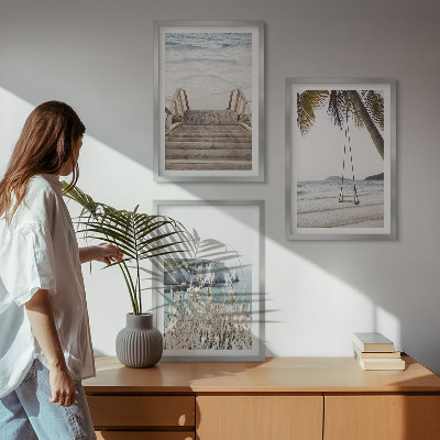 Conjunto de quadros para sala de estar balanço de madeira na escada da praia