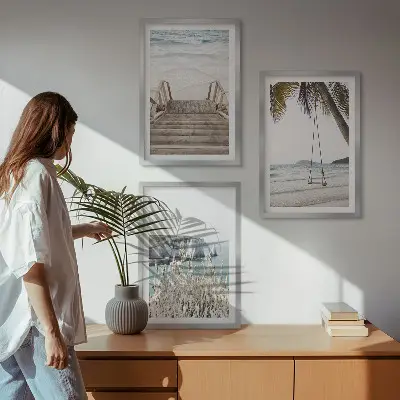 Conjunto de quadros para sala de estar com estampa de balanço de madeira na escada da praia