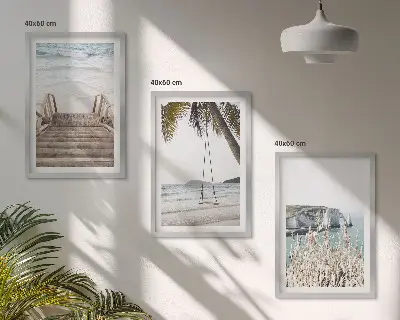 Conjunto de quadros para sala de estar com estampa de balanço de madeira na escada da praia