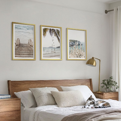 Conjunto de quadros para sala de estar balanço de madeira na escada da praia