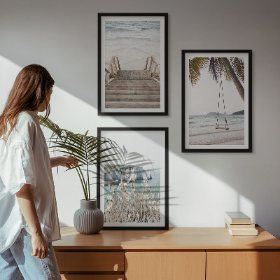 Conjunto de quadros para sala de estar balanço de madeira na escada da praia