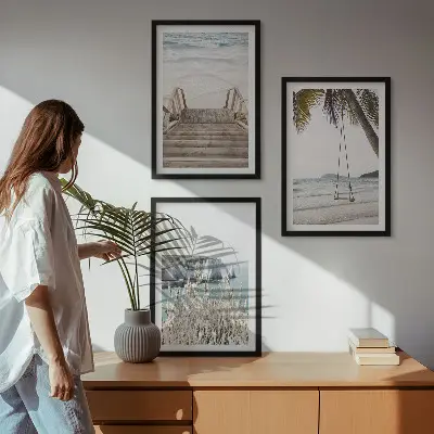 Conjunto de quadros para sala de estar com estampa de balanço de madeira na escada da praia