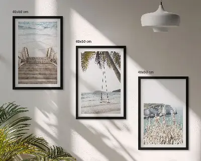 Conjunto de quadros para sala de estar com estampa de balanço de madeira na escada da praia