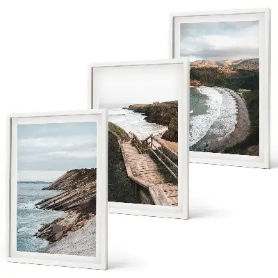 Conjunto de 3 quadros com moldura com estampas de vistas de penhascos e paisagens de praia
