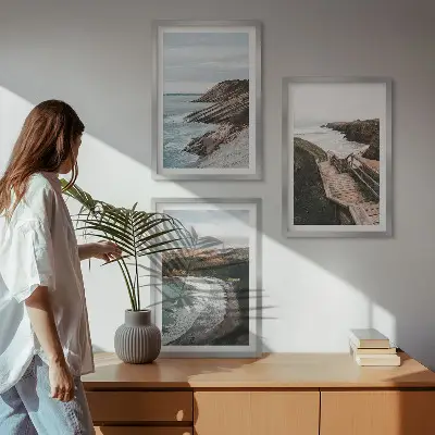 Conjunto de 3 quadros com moldura com estampas de vistas de penhascos e paisagens de praia