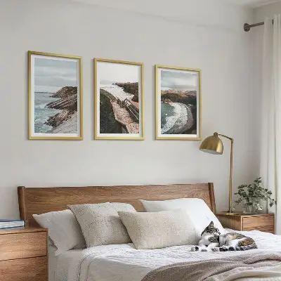 Conjunto de 3 quadros com moldura com estampas de vistas de penhascos e paisagens de praia