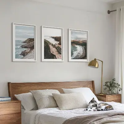 Conjunto de 3 quadros com moldura com estampas de vistas de penhascos e paisagens de praia
