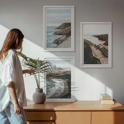 Conjunto de 3 quadros com moldura com estampas de vistas de penhascos e paisagens de praia