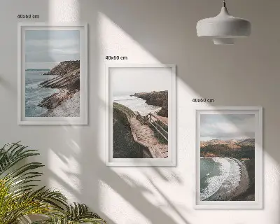 Conjunto de 3 quadros com moldura com estampas de vistas de penhascos e paisagens de praia