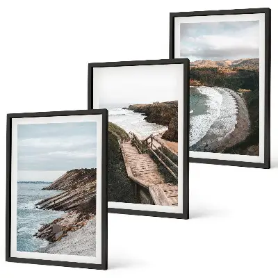 Conjunto de 3 quadros com moldura com estampas de vistas de penhascos e paisagens de praia