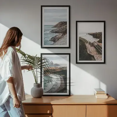 Conjunto de 3 quadros com moldura com estampas de vistas de penhascos e paisagens de praia