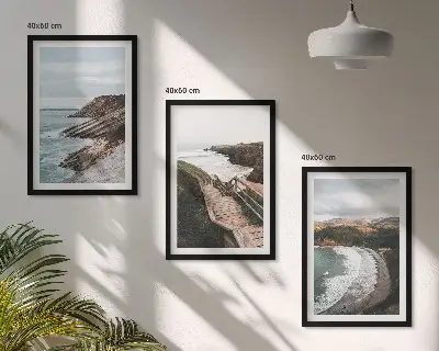 Conjunto de 3 quadros com moldura com estampas de vistas de penhascos e paisagens de praia
