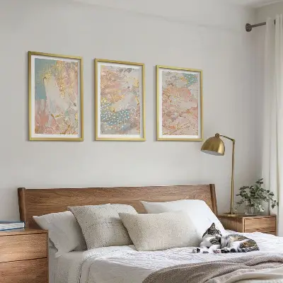 Conjunto de 3 quadros com moldura com padrões abstratos em tons pastel