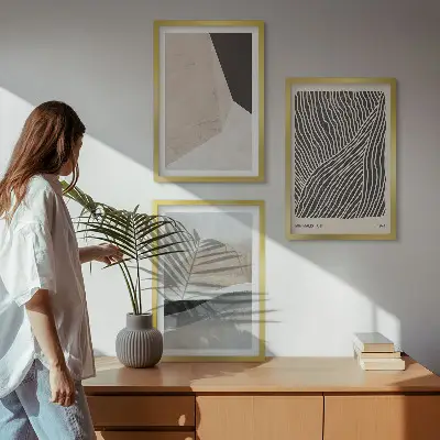 Conjunto de quadros para sala de estar com padrões abstratos em tons de bege e cinza