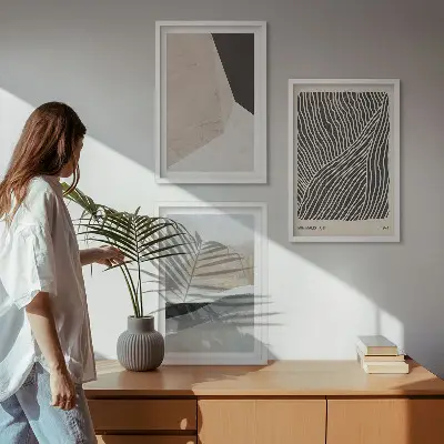 Conjunto de quadros para sala de estar com padrões abstratos em tons de bege e cinza