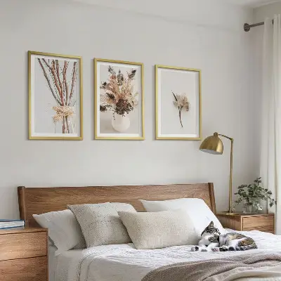Composição de quadros moderna com ramos de flores minimalistas