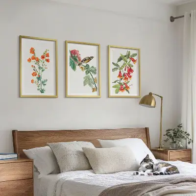 Conjunto de quadros decorativos modernos com flores pintadas e pássaro
