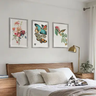 Composição de quadros moderna com flores, borboletas e pássaros em tons pastel