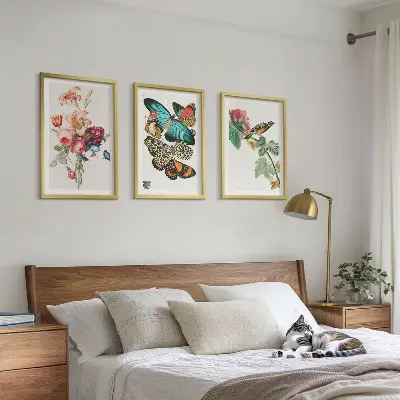 Composição de quadros moderna com flores, borboletas e pássaros em tons pastel