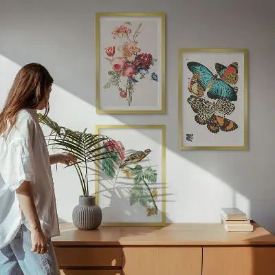 Composição de quadros moderna com flores, borboletas e pássaros em tons pastel