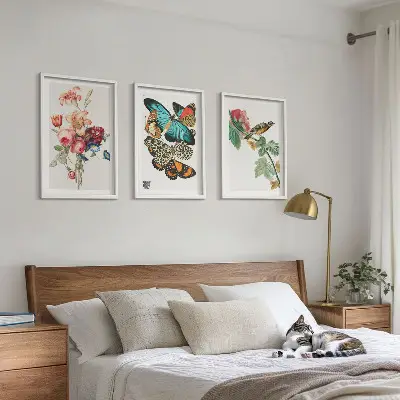 Composição de quadros moderna com flores, borboletas e pássaros em tons pastel