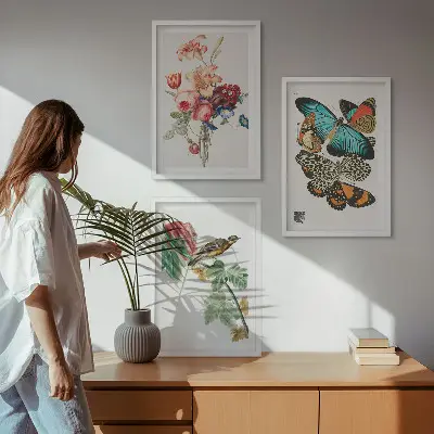 Composição de quadros moderna com flores, borboletas e pássaros em tons pastel