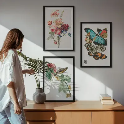 Composição de quadros moderna com flores, borboletas e pássaros em tons pastel