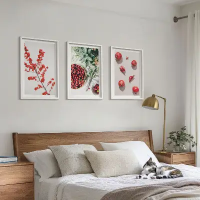 Composição de quadros moderna com temática de frutos vermelhos em estilo minimalista