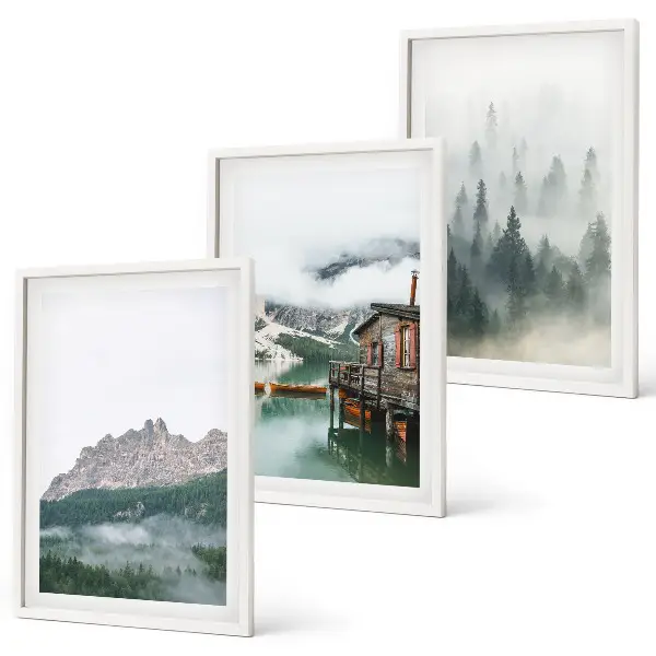 Conjunto de 3 quadros com moldura de montanhas com lago, chalé e neblina