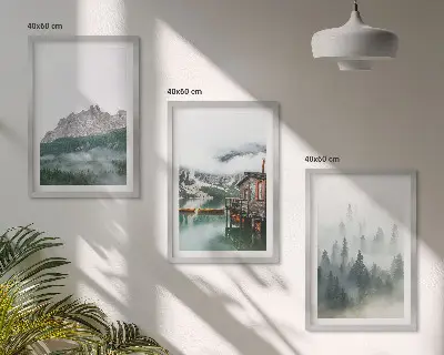 Conjunto de 3 quadros com moldura de montanhas com lago, chalé e neblina