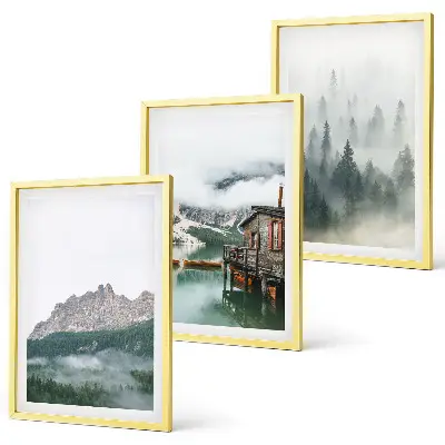 Conjunto de 3 quadros com moldura de montanhas com lago, chalé e neblina