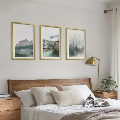 Conjunto de 3 quadros com moldura de montanhas com lago, chalé e neblina