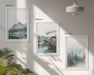 Conjunto de 3 quadros com moldura de montanhas com lago, chalé e neblina