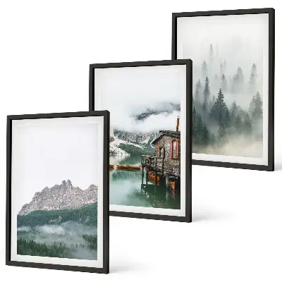 Conjunto de 3 quadros com moldura de montanhas com lago, chalé e neblina