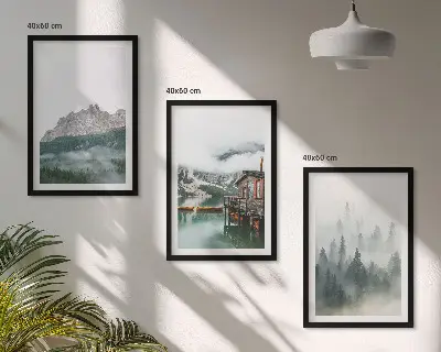 Conjunto de 3 quadros com moldura de montanhas com lago, chalé e neblina