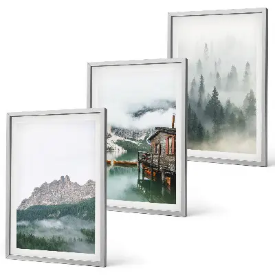 Conjunto de 3 quadros com moldura de montanhas com lago, chalé e neblina