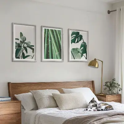Conjunto de 3 quadros com moldura com estampa de caules de bambu e folhas de monstera