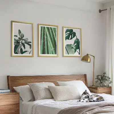 Conjunto de 3 quadros com moldura com estampa de caules de bambu e folhas de monstera