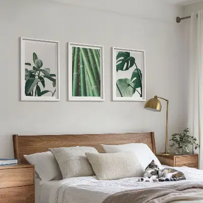 Conjunto de 3 quadros com moldura com estampa de caules de bambu e folhas de monstera
